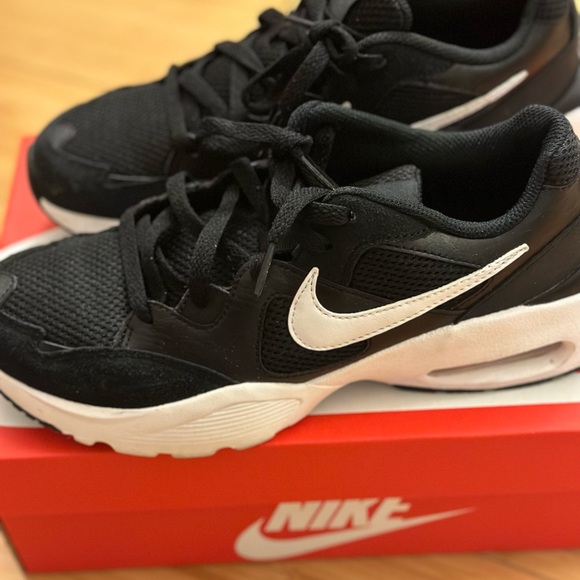 Nike shoes - Picture 2 of 3